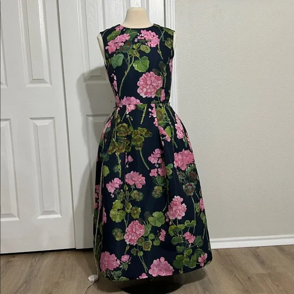 Oscar de la Renta
Geranium Print Belted Faille Dress in Pink/Navy - Picture 4 of 11